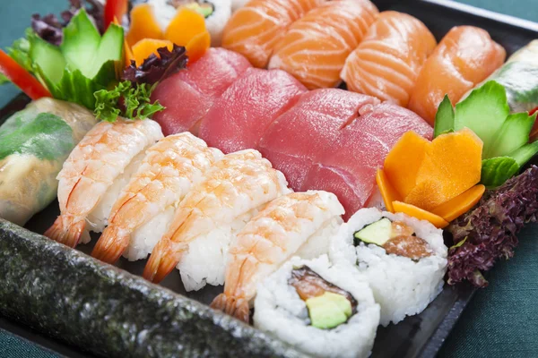 Vegyes Sushi tekercs — Stock Fotó
