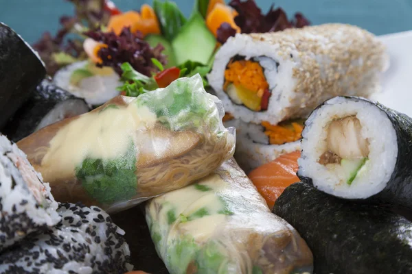 Blandad sushi rullar — Stockfoto