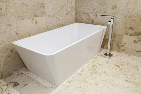 Прямоугольная ванна в новой ванной комнате — стоковое фото