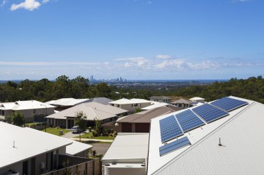 güneş panelleri üzerinde ev