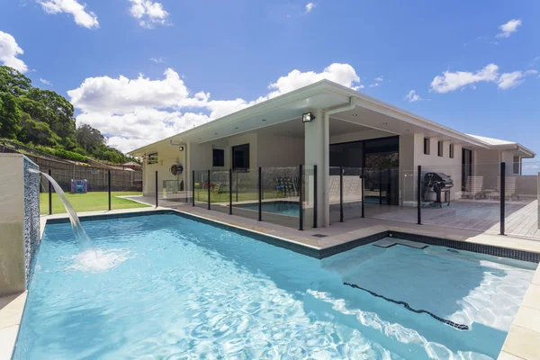 Elegante patio trasero con piscina —  Fotos de Stock