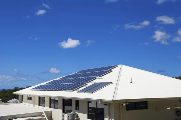 Painéis solares na casa — Fotografia de Stock