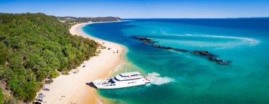 Moreton Adası, Queensland, Avustralya 'daki gemi enkazlarının ve feribotların hava görüntüsü.