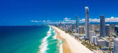 Sörfçüler Cennetin ufuk çizgisi güneşli bir günde, Gold Coast, Avustralya
