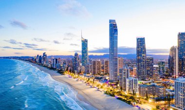 Sörfçüler Cennet günbatımında gökyüzü, Gold Coast, Avustralya