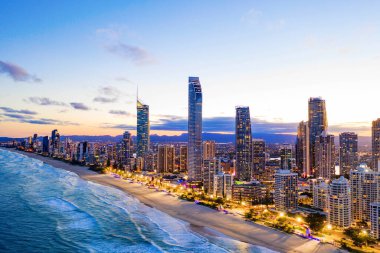 Sörfçüler Cennet günbatımında gökyüzü, Gold Coast, Avustralya