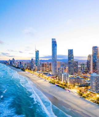 Sörfçüler Cennet günbatımında gökyüzü, Gold Coast, Avustralya
