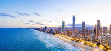 Sörfçüler Cennet günbatımında gökyüzü, Gold Coast, Avustralya