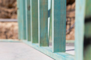 Yeni ev inşaatının ahşap duvar çerçeveleri