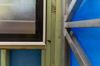 Çelik takviyeli ve pencereli kereste duvar iskeleti