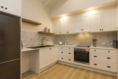 Yeni yapılmış yeni bir evde yeni bir mutfak