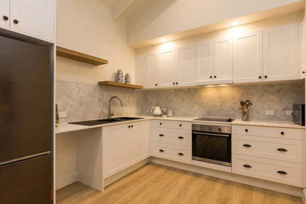 Yeni Yapılmış Yeni Bir Evde Yeni Bir Mutfak — Stok fotoğraf