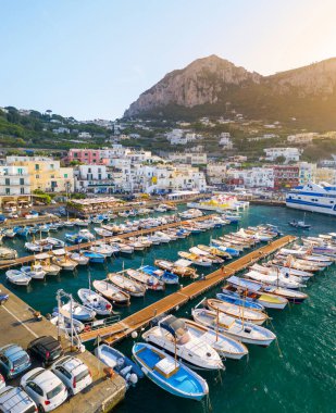 Marina Grande 'nin havadan görünüşü ve İtalya' nın Capri Adası 'nın kuzey kıyısı.