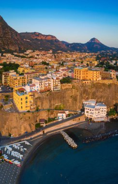 İtalya 'nın Napoli Körfezi' ndeki Sorrento kıyısındaki Meta kasabasının havadan görüntüsü.