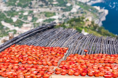 Geleneksel İtalyan güneşi güzel Amalfi Sahili 'nde kurutulmuş domates