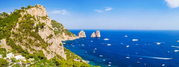 Panorama Delle Iconiche Rocce Dei Faraglioni Sull Isola Capri Nel — Foto Stock