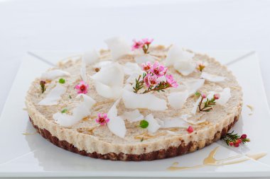 Çiğ vegan Hindistan cevizi tart