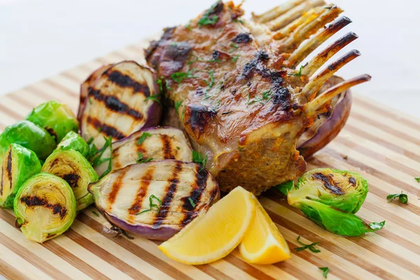 Estante de cordero a la parrilla con verduras —  Fotos de Stock