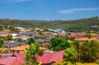 Güneş panelleri üzerinde evleri