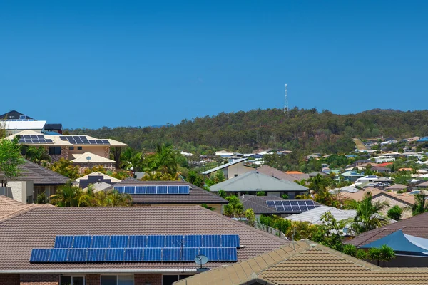 Paneles solares en hogares —  Fotos de Stock