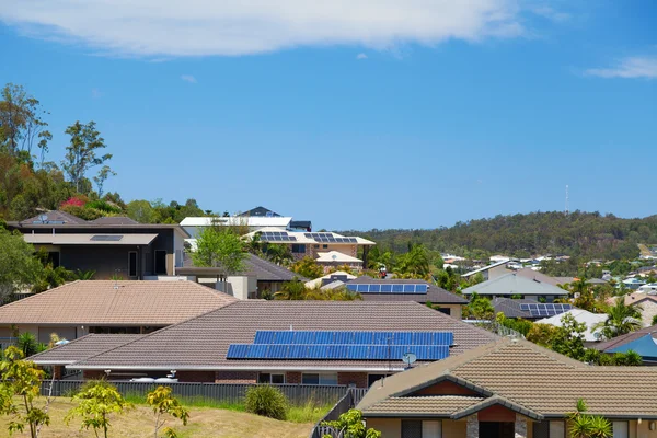 Painéis solares em casas — Fotografia de Stock