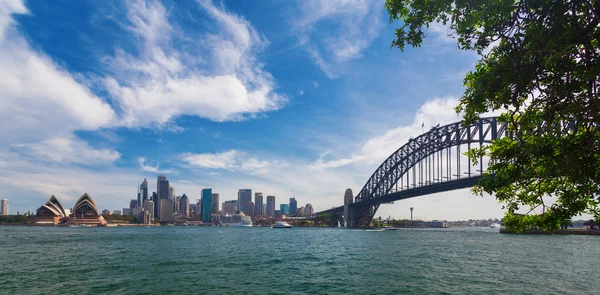 Hafenbrücke und Geschäftsviertel in Sydney — Stockfoto