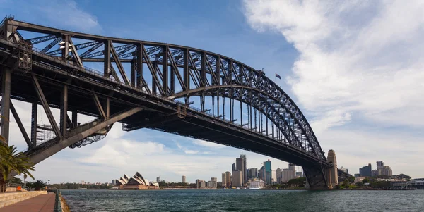 Harbour Bridge and Business District in Sydney — Stock Photo, Image