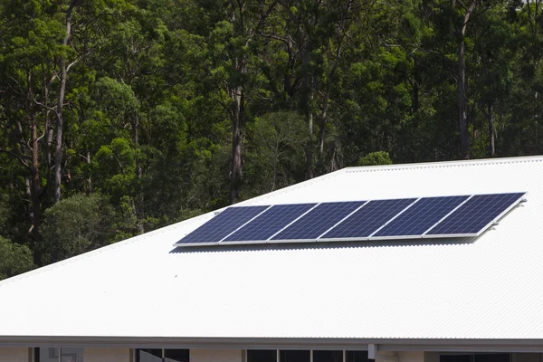 Paneles solares en el techo —  Fotos de Stock