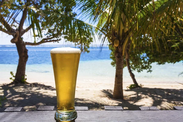 Kaltes Bier am Strand — Stockfoto