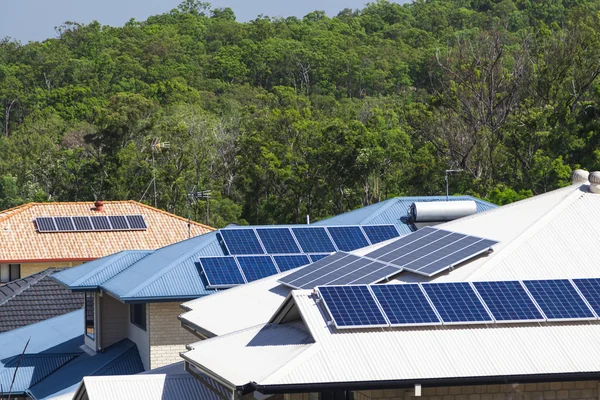 Painéis solares em telhados — Fotografia de Stock