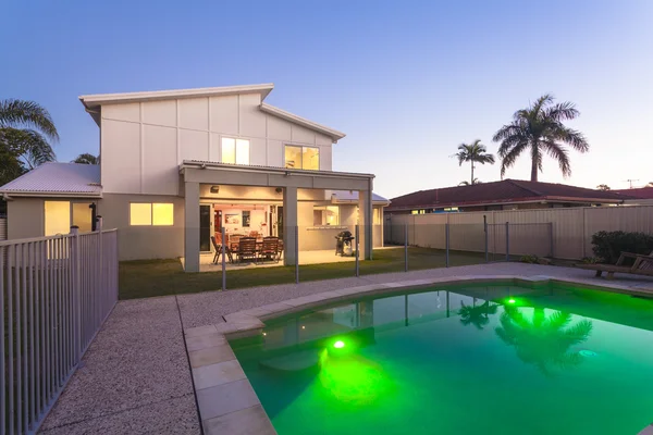 Moderne home buitenkant in de schemering — Stockfoto