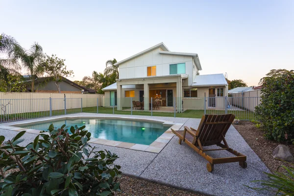 Exterior de la casa moderna al atardecer — Foto de Stock