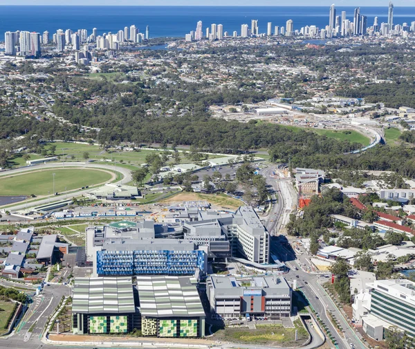 COSTA DO OURO, AUSTRÁLIA JUNHO 16: Vista aérea do Hospital Universitário de Gold Coast — Fotografia de Stock