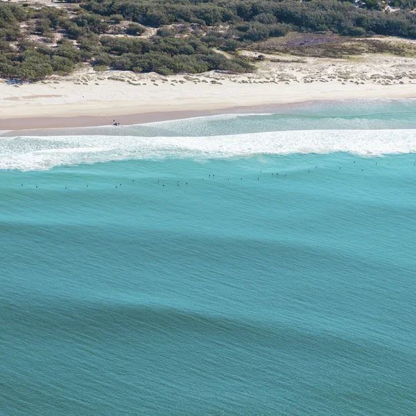 Surfisti in fila per le onde, Australia — Foto Stock