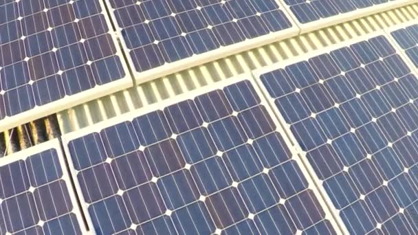 Paneles solares en el techo — Vídeos de Stock