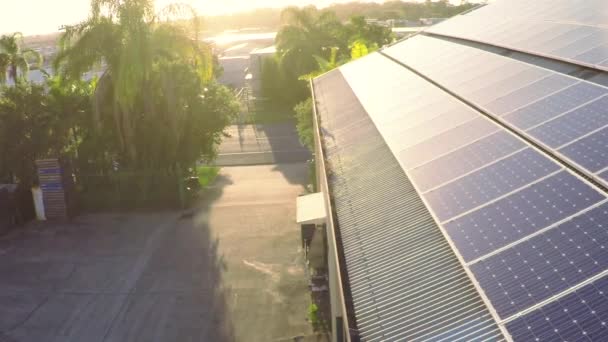 Paneles solares en el techo — Vídeo de stock