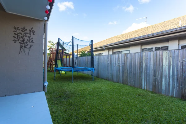 Trampoline dans la cour arrière — Photo