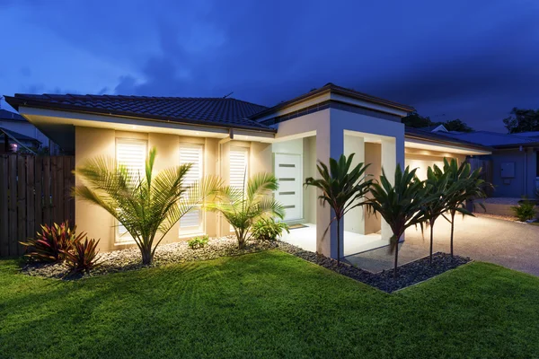 New home at dusk — Stock Photo, Image