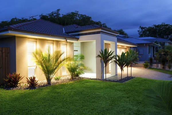 Nova casa ao entardecer — Fotografia de Stock