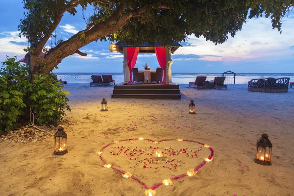 Romantisches Abendessen bei Sonnenuntergang am Strand — Stockfoto