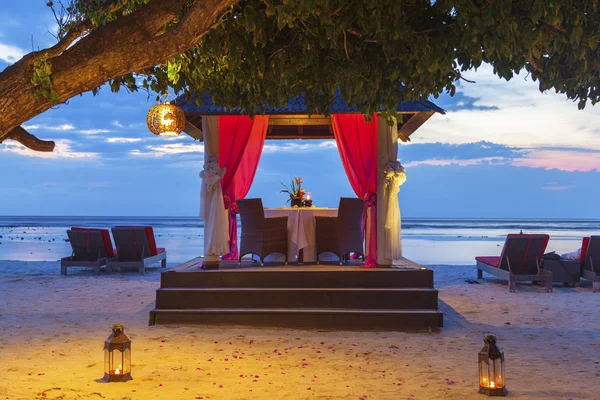 Cena romántica al atardecer en la playa — Foto de Stock