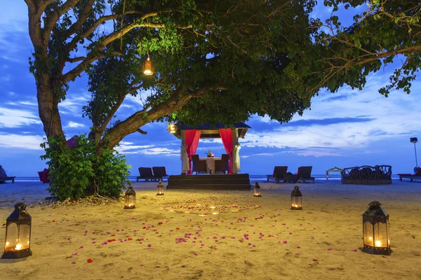 Romantisches Abendessen bei Sonnenuntergang am Strand — Stockfoto