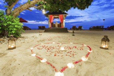 Kumsalda romantik sunset akşam yemeği