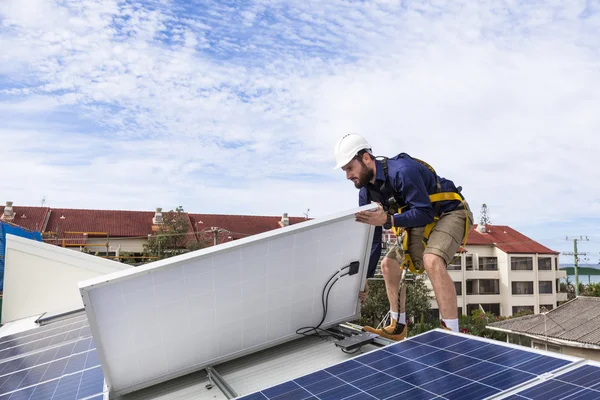 Solar panel technicus — Stockfoto