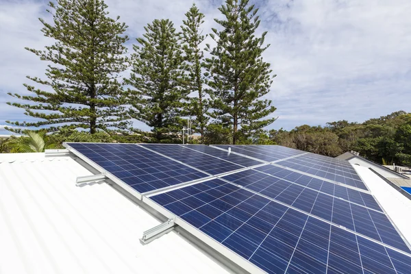 Сонячні панелі на даху будинку — стокове фото