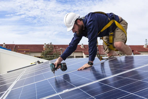 Solar panel technician — Stock Photo, Image