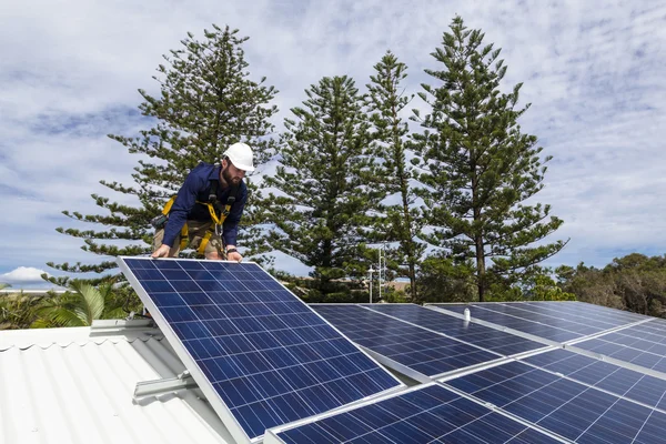 Solar panel technician — Stock Photo, Image