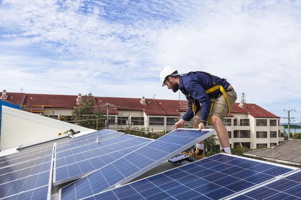 Técnico de painel solar — Fotografia de Stock