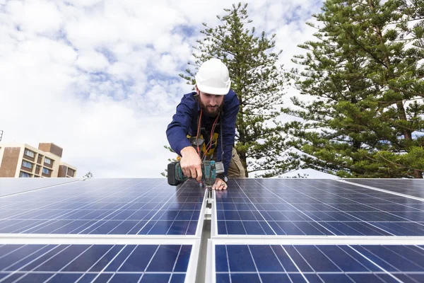 Solar panel technician — Stock Photo, Image