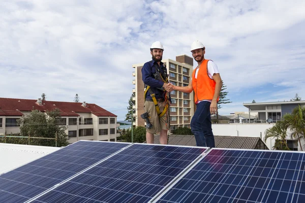 Solar panel technicus en client — Stockfoto